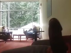 მგრძნობიარე გოგონები couch- ზე moaning